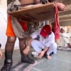 Индус Даулат Гири Джи Махарадж принял обет стояния ради просветления — он стоит уже около 12 лет