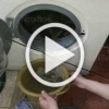 Такого мы еще не видели. Дождевая вода выливается из стиральной машинки. 