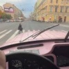 В Петербурге заметили РОЗОВЫЙ автозак — блогер превратил старый ЗИЛ в гламурный арт-проект по имени Кристина. Внутри — обновлённый салон и кондиционер, а кузов окрашен в нежно-розовый оттенок.