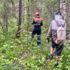 Спасателям пришлось эвакуировать людей из болотистой местности под...
