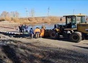 Сотрудники САТП с утра приступили к демонтажу наплавного моста. Скорее всего,...
