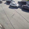 Странная женщина гуляла прямо по оживленной дороге на Северном спуске с Октябрьского моста в Новосибирске.