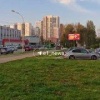 Автохам на блатных номерах устроил заезд по тротуару у дома на Блюхера, 89 в 7:30 утра