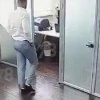 Грабитель с газовым баллончиком ворвался в бизнес-центр на улице Чапаева,...