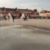 Вода в фонтане на площади Коростелева действительно стала желто-зеленого цвета 🤔