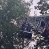 В лесу под Серпуховом парашютист неудачно приземлился на дерево и провисел...