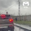 Фото дня: рабочий поливает саженцы на Пашенном, пока город топит ливень.
