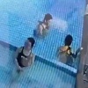 В Москве 12-летняя школьница чуть не утонула в бассейне — её волосы засосало в трубу на дне.
