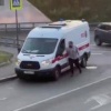 Пьяный мужчина напал на работников скорой помощи и повредил их машину в центре Москвы