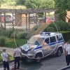 В Анапе мужчина спрыгнул с балкона жилого комплекса «Раз-Два-Три» прямо на стоящий во дворе полицейский автомобиль.