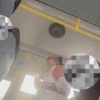 В Омске пассажирка автобуса «села на голову» школьницам - так женщина пыталась проучить подростков, которые не уступили ей место