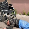 В центре Кемерова прохожие заметили инвалида-колясочника без ног, лежащего на...