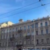 Экстремалы устроились на краю крыши старинного здания, свесив ноги вниз. 🇷🇺...