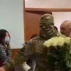 Счастливые кадры возвращения отца с фронта к своей семье, своей дочке