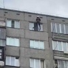 Спасателям пришлось через окно пробираться в квартиру пожилой сибирячки. Ей была нужна медицинская помощь
