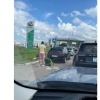 Очередь на АЗС плавно превратилась в субботник. Источник: 🤔 авто