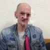 Мужик, который в женской одежде гулял по омскому подъезду, всегда...