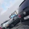 Аттракцион невиданной щедрости: толпа пьяных подростков разгромила ларек и осыпала прохожих мороженным
