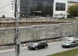 Рухнувшую стену на Ипподромской закончат восстанавливать уже во второй...