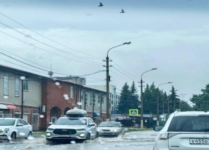 Жуткий смерч заметили жители подмосковного Дмитрова. В саму столицу тем временем снова идут ливни
