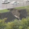 Дождь сильно размыл грунт, из-за чего появилась угроза провала дороги возле...