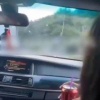 Пьяная девушка в компании парней показала сиськи инспекторам ДПС посреди...