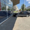 Женщина-водитель иномарки вылетела на тротуар и въехала в «Пятерочку» на Луначарского
