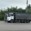 Отлетевшее от грузовика колесо разбило перед машине на ж/д переезде в Кузбассе
