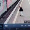 Жуткие кадры из Амурской области: камера сняла последние секунды жизни девушки, которая легла на рельсы под проходящим поездом