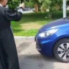 В Москве священника попросили покинуть очередь на АЗС после того, как он начал... ОСВЯЩАТЬ автомобили.