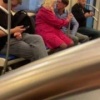 В московском метро пассажиры заметили любителя милф....