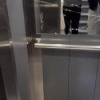 Мужчина разгромил лифт и ломился в квартиру жильца на юге Москвы — полиция, как утверждают местные, ехала около 50 минут.