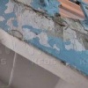 Жители просевшего подъезда в доме на Бограда попадают в квартиру с помощью бензореза.