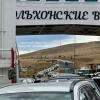 Ольхонский паром служит своеобразным ограничителем потока...