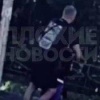 В Подмосковье мужчина с ребенком на самокате ударил девушку, мешавшую ему ехать по тротуару