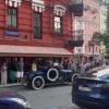 На Патриарших заметили автомобиль, который хотел сфотографировать чуть ли не...