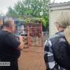 51-летний житель Шебекино убил знакомого из-за конфликта во время застолья: несколько раз выстрелил в мужчину из ружья и дважды ударил ножом в шею.