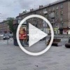 Водитель решил проскочить перекресток и в итоге снес ограждение у станции метро «Студенческая».