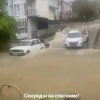 В Сочи очевидец спас женщину, затянутую под машину при паводке