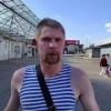 Пранкер пришел к столичному метро Марьино и сделал вид, что нашел на земле...