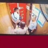 В Китае мужчина попытался зарубить бывшую жену топором прямо в лифте – ее чудом спасла охрана
