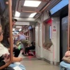 Полиция начала проверку после видео, где мужчина, одетый в тельняшку, пинает в метро Москвы спящего пассажира
