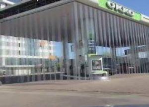 На автозаправках в Харькове устанавливают пластиковые ленточные шторы для защиты от дронов