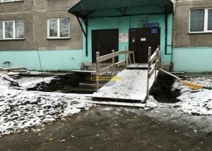 По адресу ул. Адриена Лежена, 5, больше месяца назад демонтировали крыльцо...
