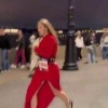Отчаянная девушка пробежала весь марафон «Белые ночи» в платье и на каблуках....