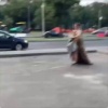 Совершенно голого мужчину в леопардовой накидке заметили в Москве 🇷🇺...