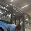 Девушка показала, как она ежедневно убирает общественный транспорт