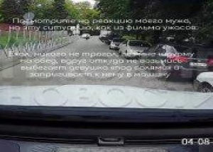В Сочи наркоманка выбежала на улицу, запрыгнула на капот проезжавшего мимо...