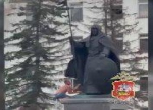В Подмосковье пьяный мужчина залез на памятник защитнику Отечества из-за...
