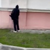 В центре Екатеринбурга задержали школьника, который расклеивал листовки наркошопа